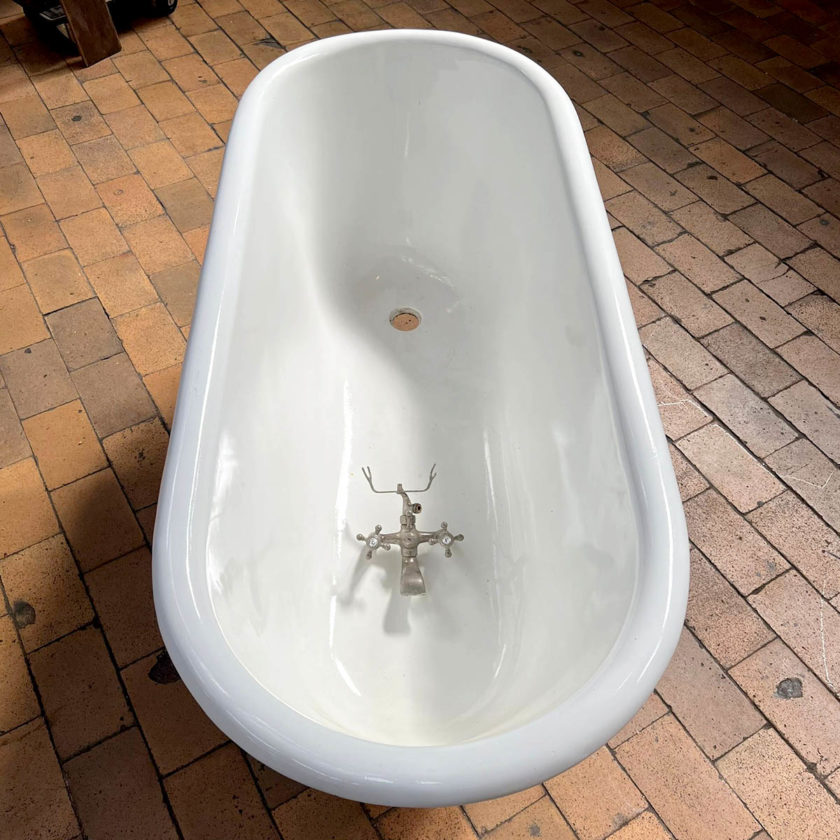 Eagle-leg bathtub