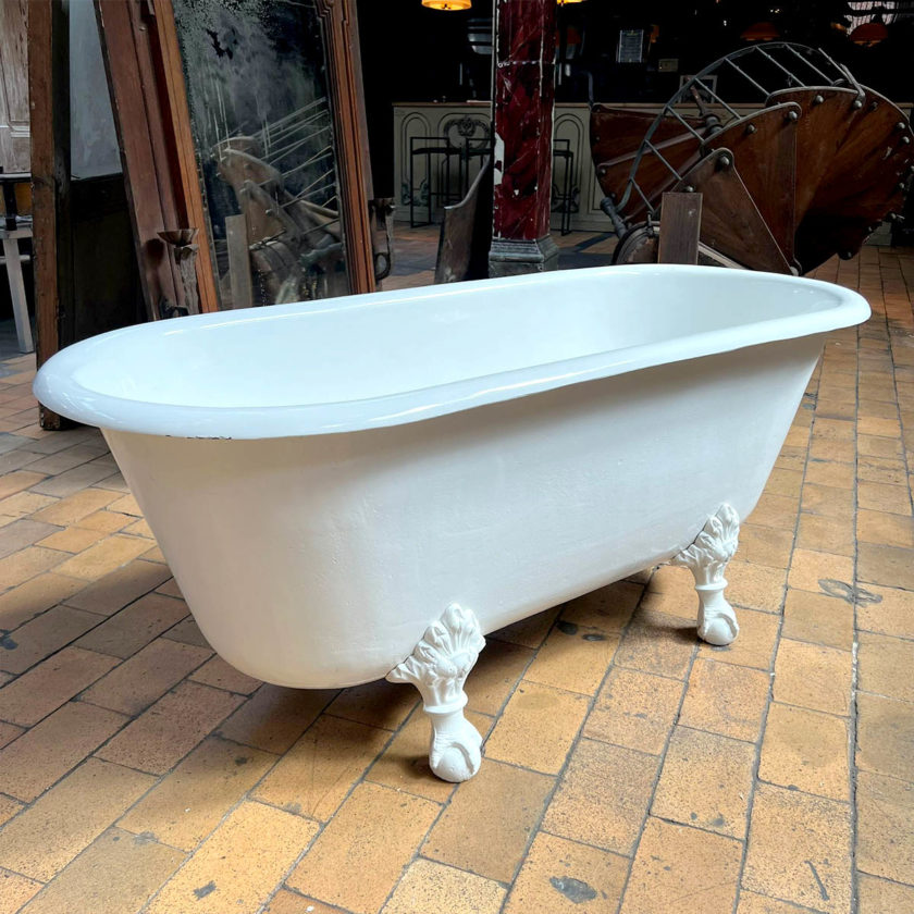 Eagle-leg bathtub