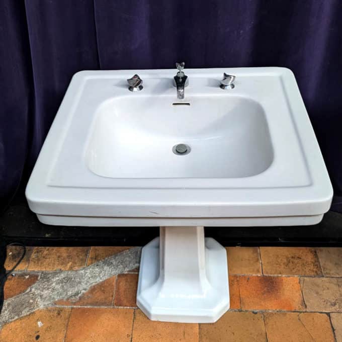 Pair of single-top washbasins