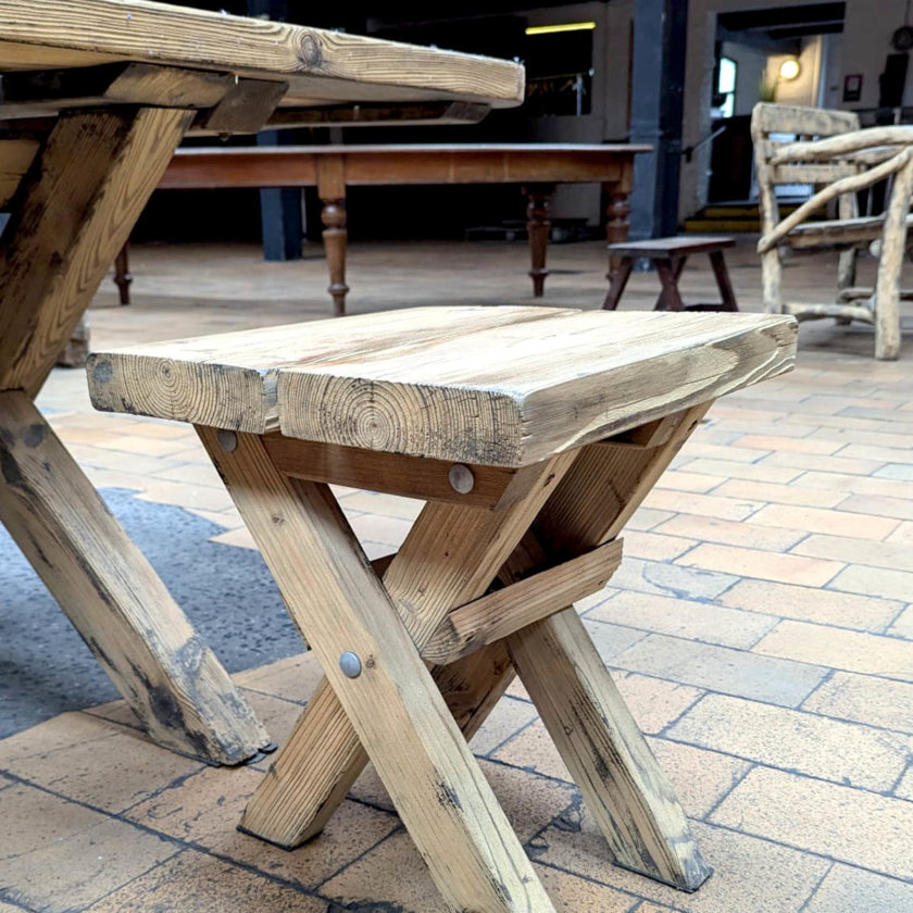 Table de ferme en sapin avec 7 tabouret