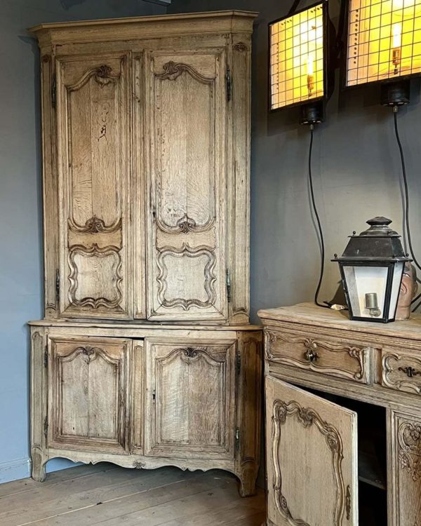 Armoire d'angle décapée en chêne d'esprit Louis XV side
