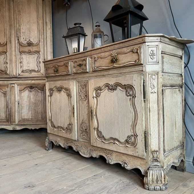 Buffet liégeois décapé en chêne de style Louis XV