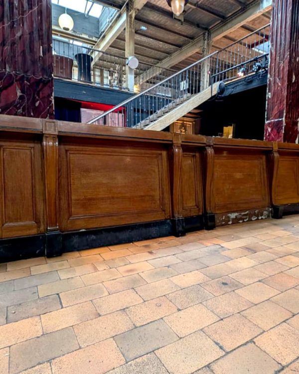 Facade de comptoir en chêne et plateau marbre noir, 15m