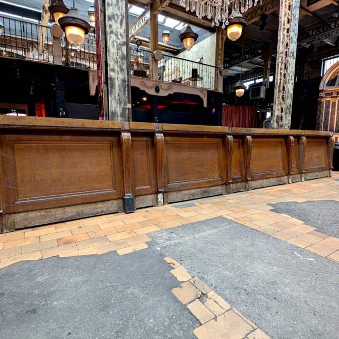 Oak countertop facade with black marble top, 15m