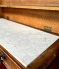 Desserte en bois et plateau en marbre avec deux tiroirs