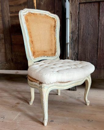 Chaise en bois mouluré vert laqué