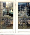 Triptyque et imposte à vitraux au motif de vigne