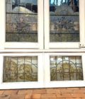 Triptyque et imposte à vitraux au motif de vigne