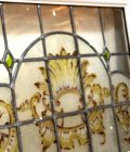 Triptyque et imposte à vitraux au motif de vigne
