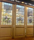 Triptyque et imposte à vitraux au motif de vigne
