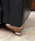 Canapé Chesterfield ancien en cuir noir feet