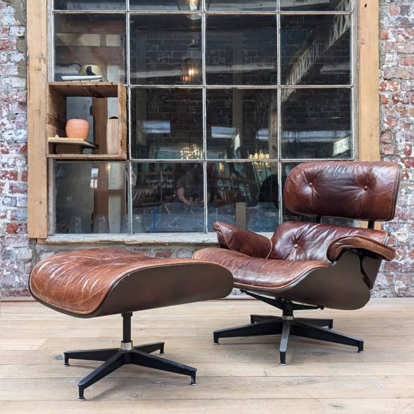 Fauteuil et Ottoman dans le style de Charles Eames