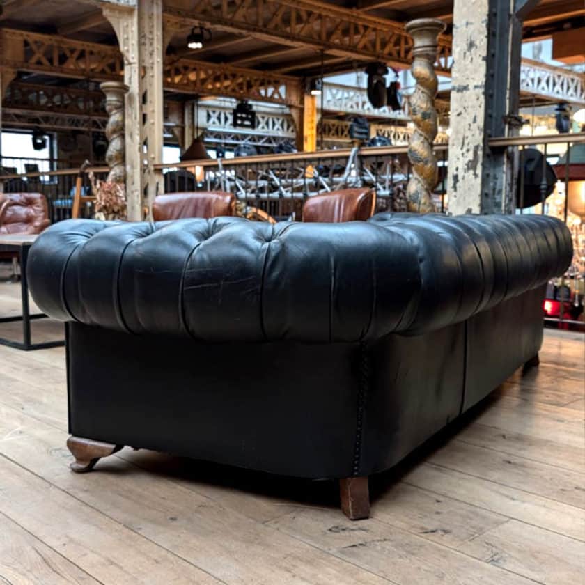 Canapé Chesterfield ancien en cuir noir back side