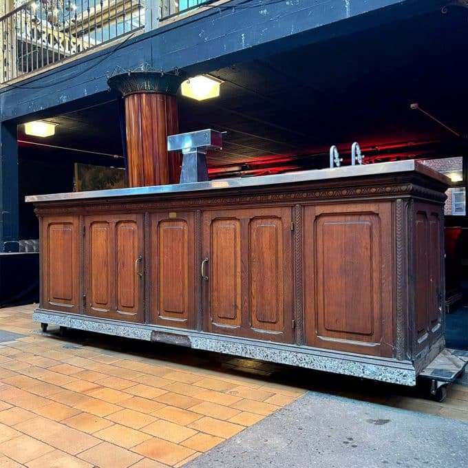 Comptoir de bar en chêne avec plateau en inox 1