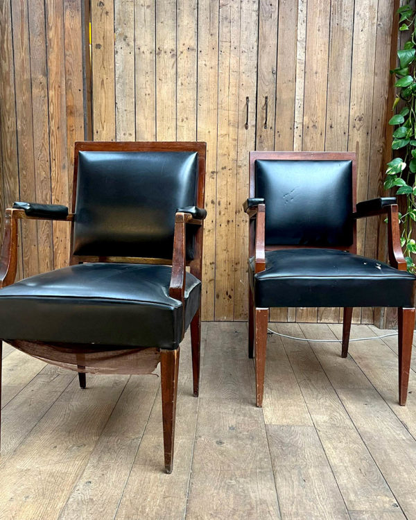 Paire de fauteuils en cuir noir à dossier carré