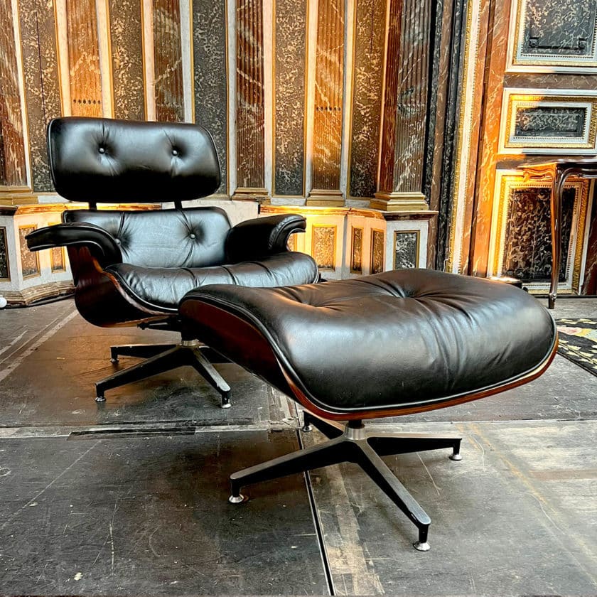 Fauteuil et Ottoman marron dans le style de Charles Eamns noir