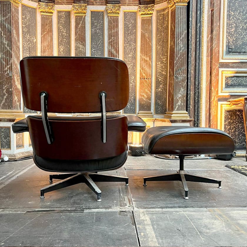 Fauteuil et Ottoman marron dans le style de Charles Eamns noir