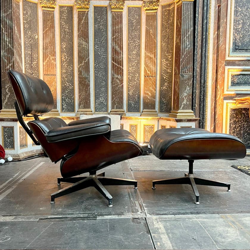 Fauteuil et Ottoman marron dans le style de Charles Eamns noir