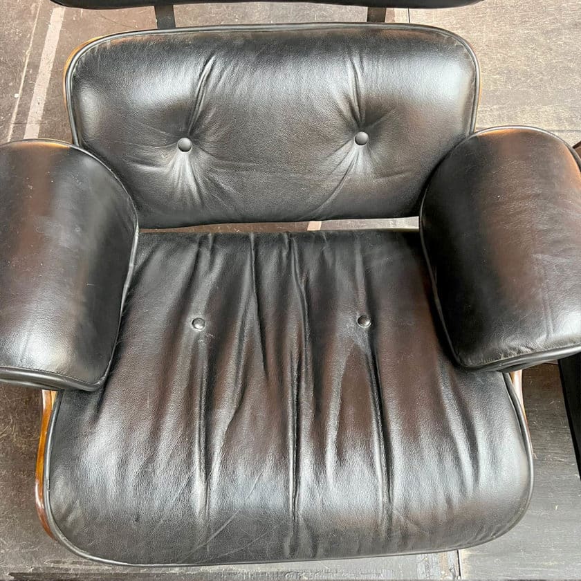 Fauteuil et Ottoman marron dans le style de Charles Eamns noir