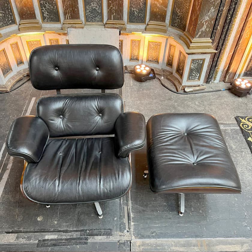 Fauteuil et Ottoman marron dans le style de Charles Eamns noir