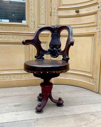 Fauteuil tournant de capitaine de style Louis XV