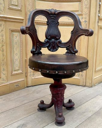 Fauteuil tournant de capitaine de style Louis XV