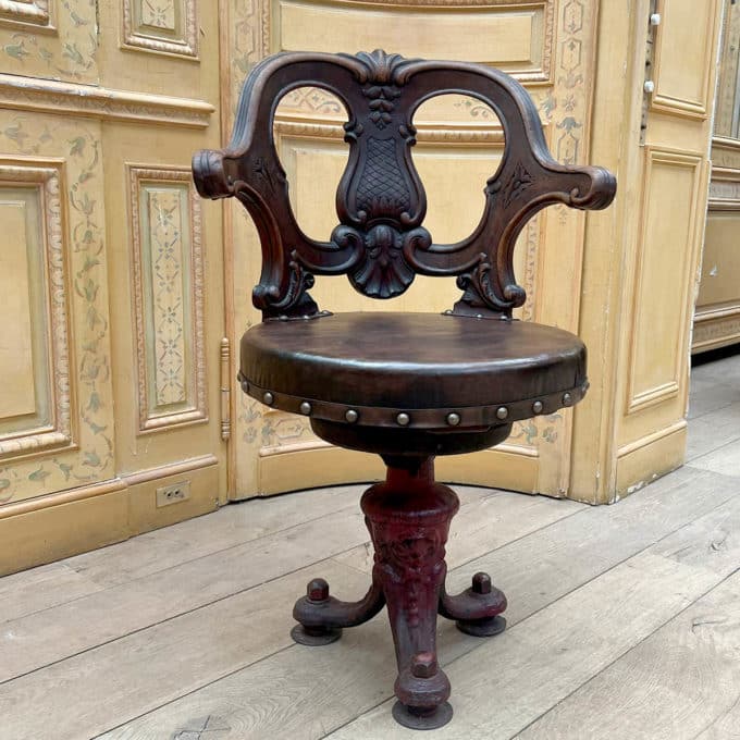 Fauteuil tournant de capitaine de style Louis XV