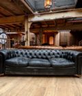 Canapé Chesterfield ancien en cuir noir front