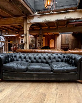 Canapé Chesterfield ancien en cuir noir front