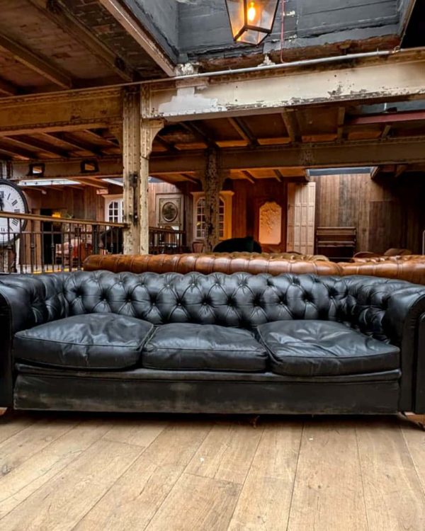Canapé Chesterfield ancien en cuir noir front