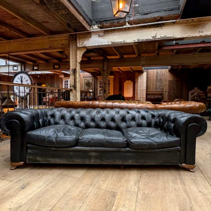 Canapé Chesterfield ancien en cuir noir front