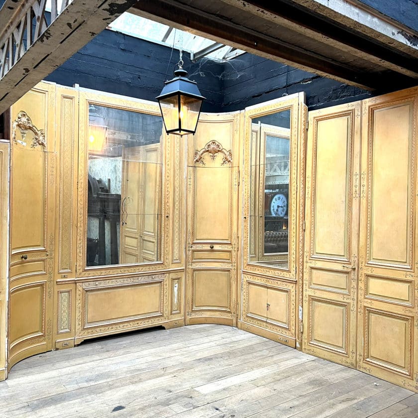 Boiserie en sapin de style Louis XV corner