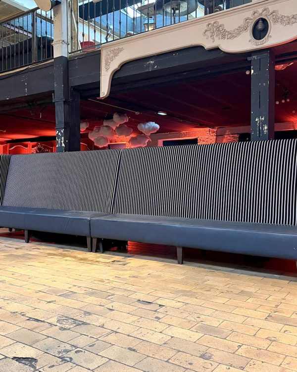 Paire de longues banquettes