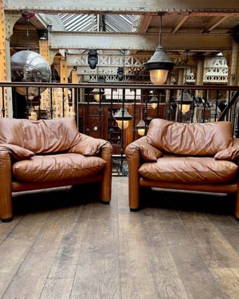 Paire de fauteuils Cassina