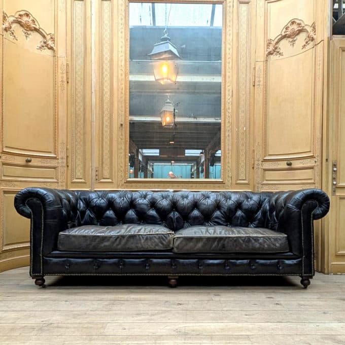 Chesterfield ancien en cuir noir front