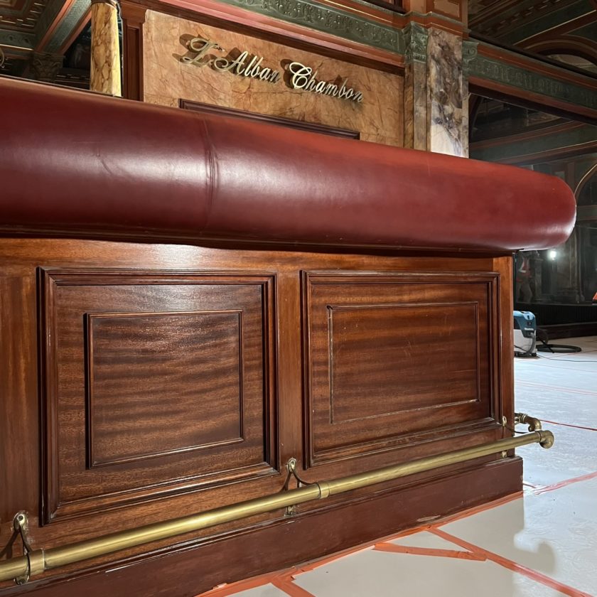 Bar in solid mahogany details