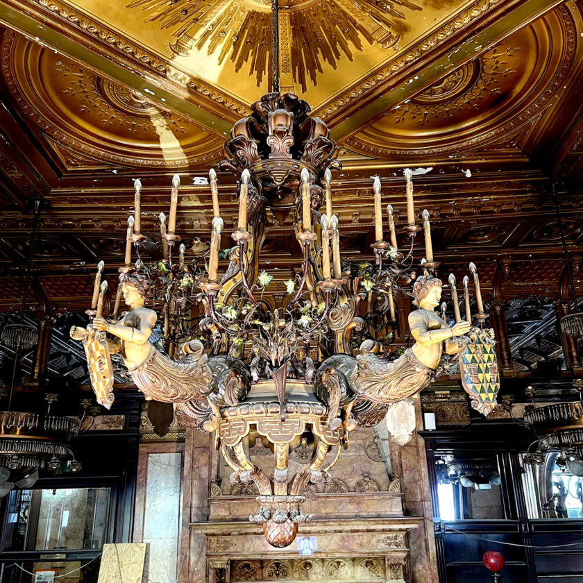 Monumental chandelier in wood and stuck