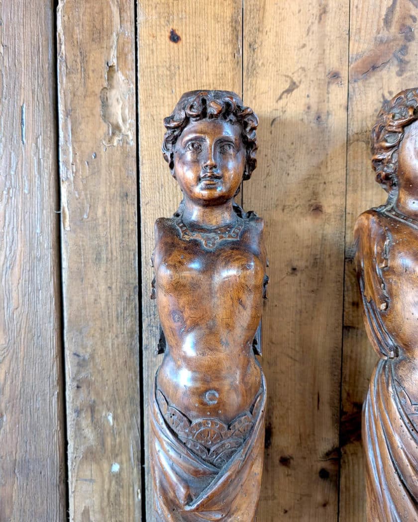 Pair of caryatids in head wood