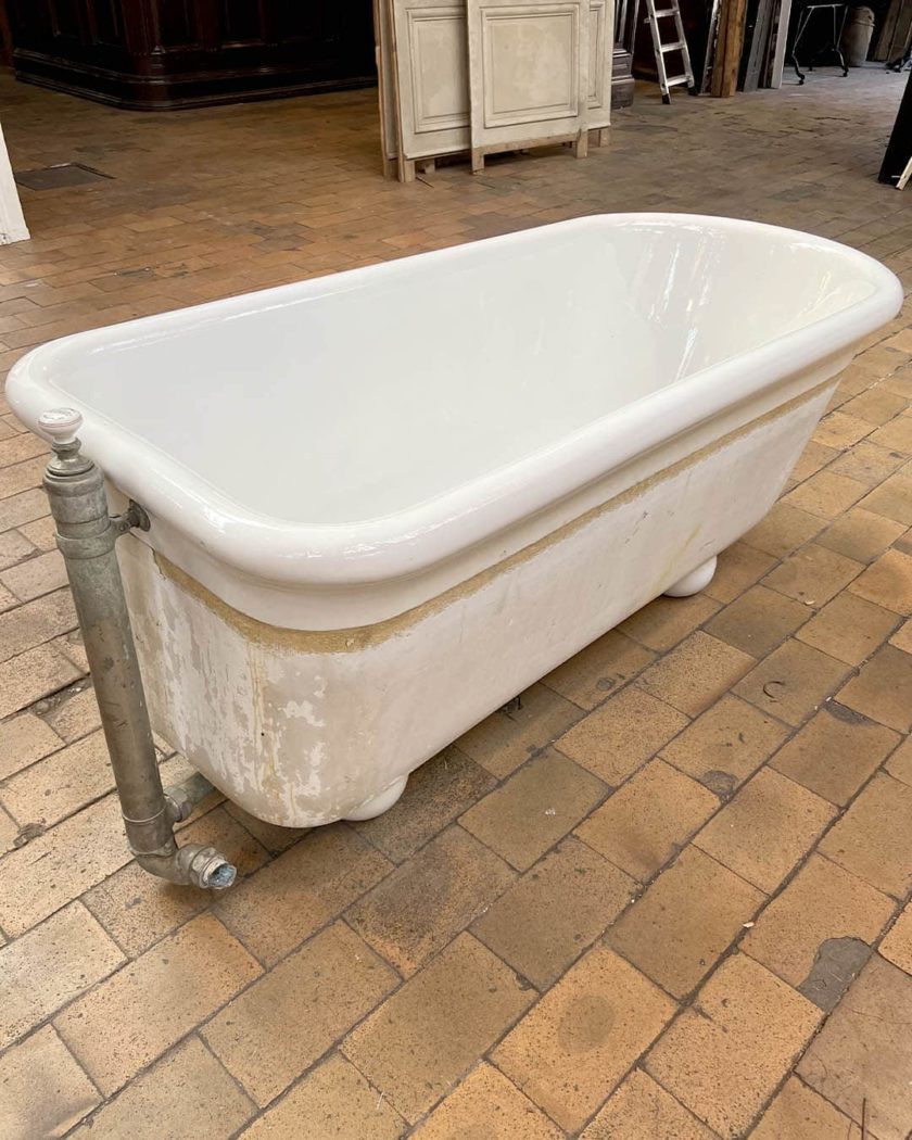 Bathtub on round foot, 1900