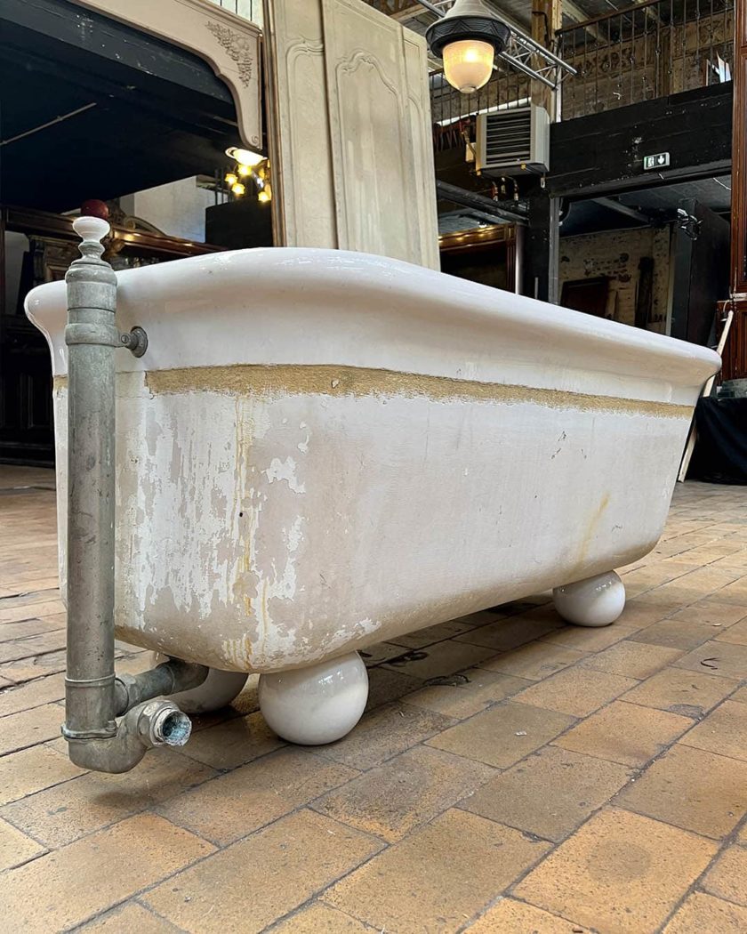 Bathtub on round foot, 1900