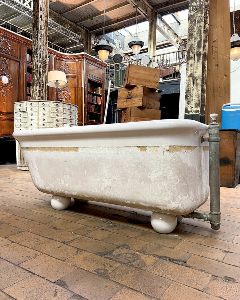 Bathtub on round foot, 1900