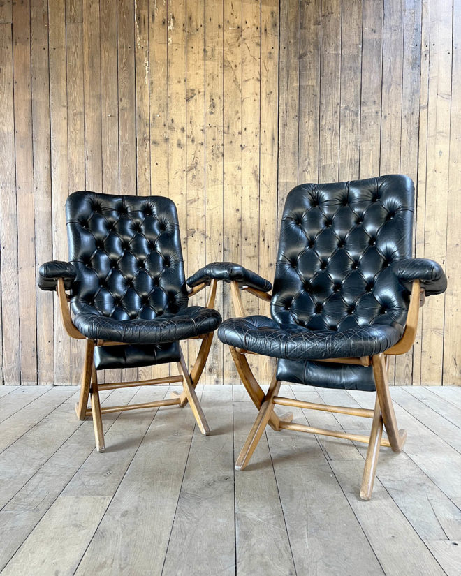 Paire de fauteuils au design élégant et confortable, parfaits pour ajouter une touche de charme et de raffinement à votre intérieur.
