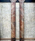 Paires de colonnes de scène en bois peintes en faux marbre et d'après l'Antique