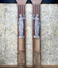 Paires de colonnes de scène en bois peintes en faux marbre et d'après l'Antique.