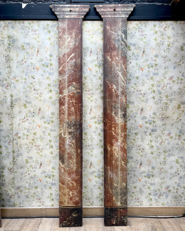 Paires de colonnes de scène en bois peintes en faux marbre et d'après l'Antique