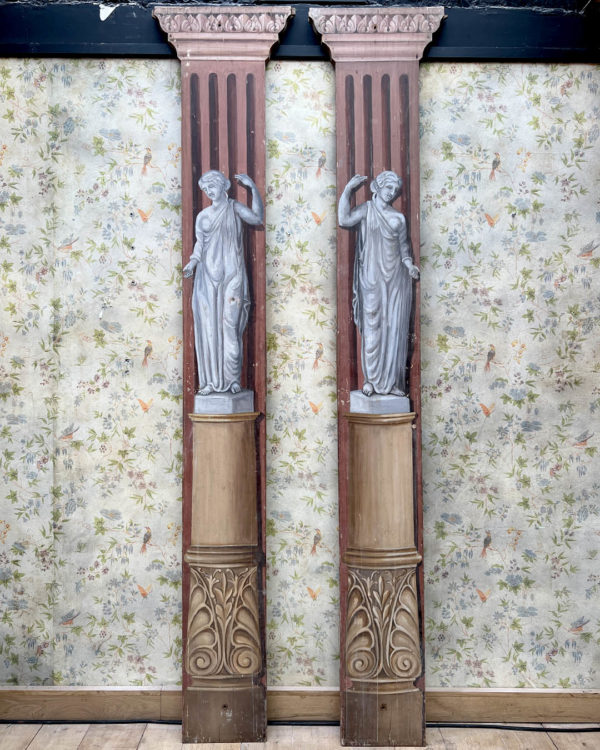 Paires de colonnes de scène en bois peintes en faux marbre et d'après l'Antique.