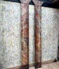 Paires de colonnes de scène en bois peintes en faux marbre et d'après l'Antique