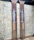 Paires de colonnes de scène en bois peintes en faux marbre et d'après l'Antique.