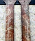 Paires de colonnes de scène en bois peintes en faux marbre et d'après l'Antique