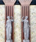 Paires de colonnes de scène en bois peintes en faux marbre et d'après l'Antique.